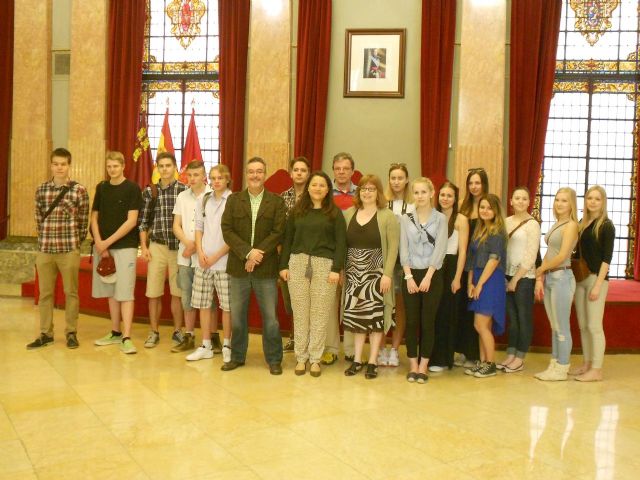 María Dolores Sánchez recibe a estudiantes de Finlandia que visitan Murcia
