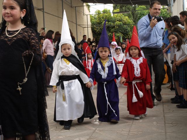 Más de 600 niños participan en la procesión del colegio San Vicente de Paúl