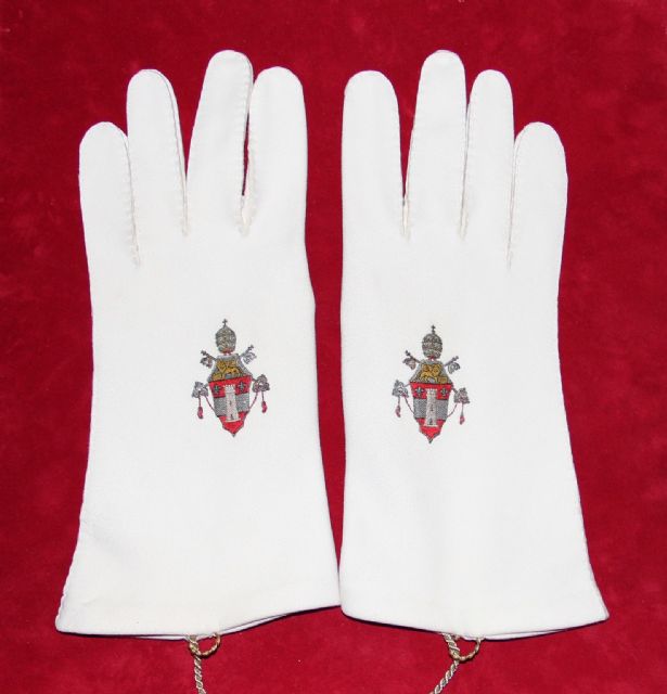 El Museo de la Catedral expone unos guantes de Juan XXIII y un solideo de Juan Pablo II