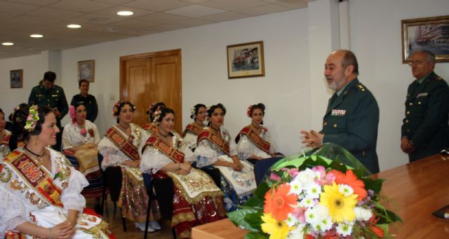 La Reina de la Huerta y sus damas de honor visitan las instalaciones de la Guardia Civil de Murcia.
