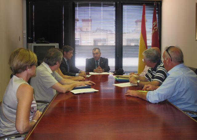 El consejero de Fomento recibe a representantes de la Plataforma la Costera Sur También es Murcia