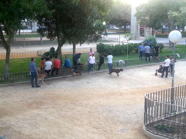 UPyD Murcia propone la creación de un parque canino en el jardín de El Malecón