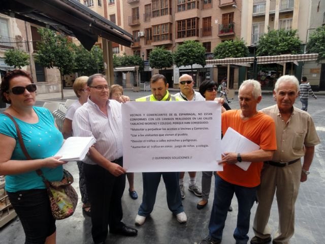 Más de 300 vecinos de El Esparragal piden al Ayuntamiento una reordenación de tráfico en la pedanía