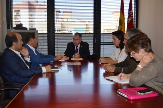 El consejero de Fomento, Obras Públicas y Ordenación del Territorio recibe al alcalde de Murcia y a los portavoces de los grupos municipales