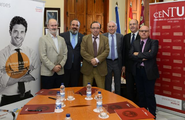 La Universidad de Murcia suscribe un convenio para enseñar informática de gestión en las empresas
