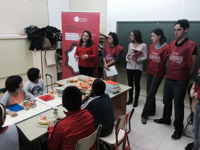 27 menores del CEIP San Andrés participan en un taller de refuerzo escolar de la Fundación FADE