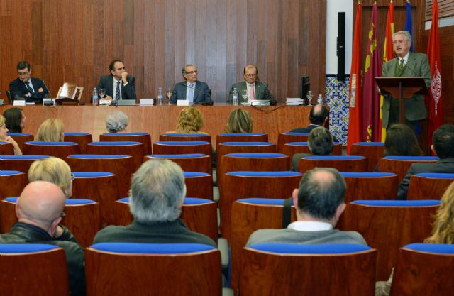 La Universidad de Murcia edita un libro homenaje al profesor de Derecho del Trabajo Jesús María Galiana