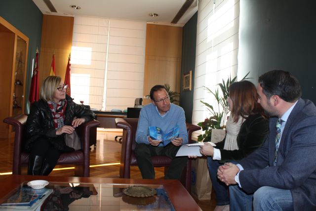 El Alcalde recibe a la presidenta de la asociación de Espondilitis de Murcia