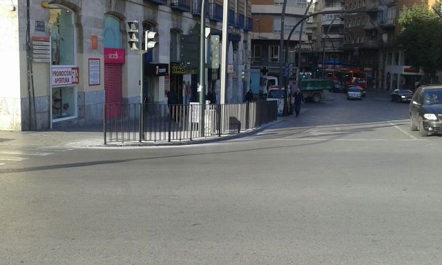 Calidad Urbana sustituye las barandillas en el entorno de la Glorieta y Plaza Martínez Tornel cumpliendo la normativa de accesibilidad y mejorando la seguridad de los peatones