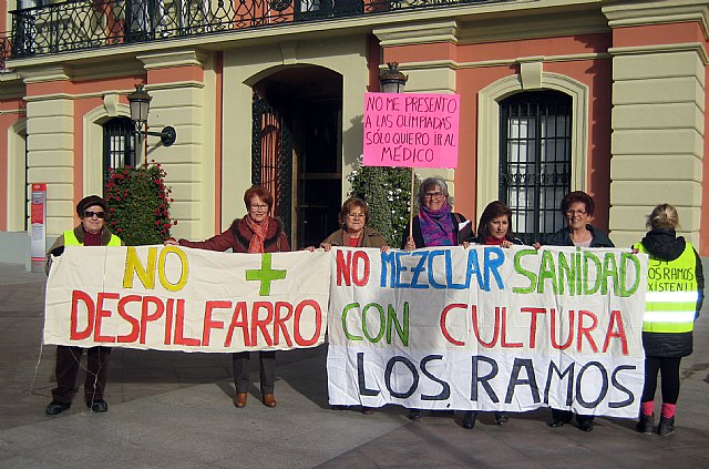 Más de mil vecinos de Los Ramos vuelve a pedir que no se traslade el consultorio médico al centro cultural