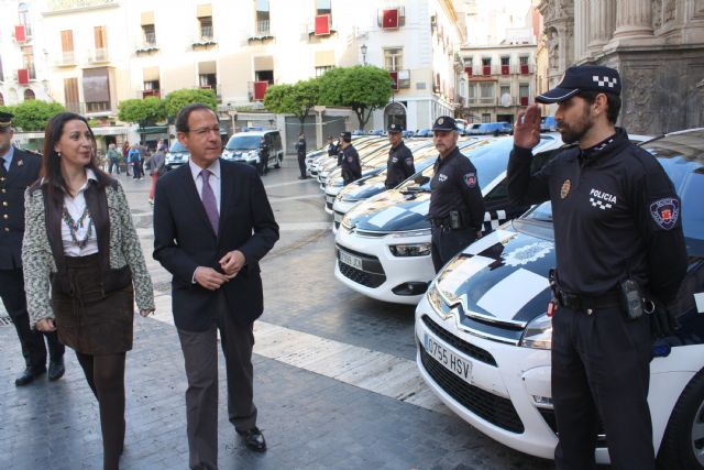 El Alcalde presenta los 39 vehículos que se incorporan a la flota de la Policía Local para reforzar la seguridad en barrios y pedanías