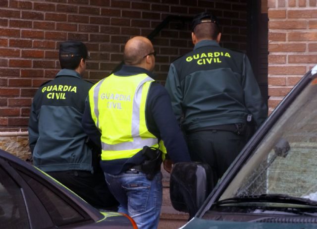 La Guardia Civil detiene a tres miembros de una familia por simulación de delito, robo, coacciones y allanamiento de morada