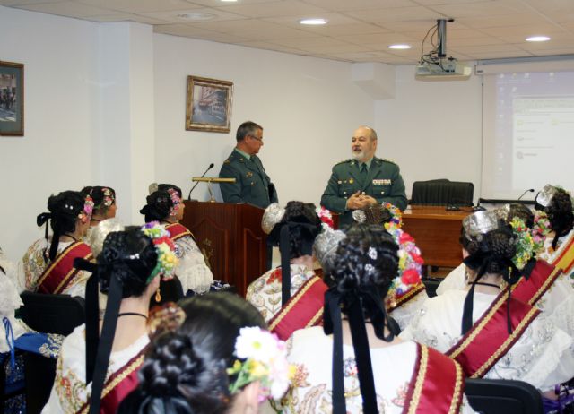 La Reina de la Huerta 2015 y sus damas de honor visitan las instalaciones de la Guardia Civil de Murcia