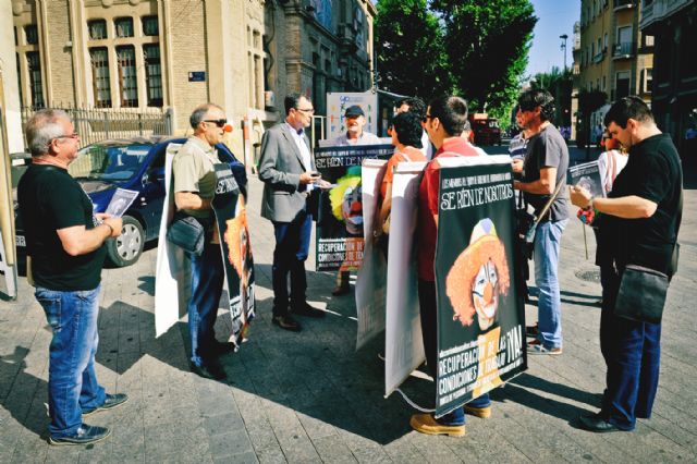 'Hombres anuncio' recorren las calles de la ciudad informando a los ciudadanos sobre la campaña 'Se ríen de nosotros'
