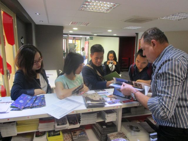 Alumnos de Vietnam de la UCAM conocen el trabajo de la Concejalía de Turismo del Ayuntamiento