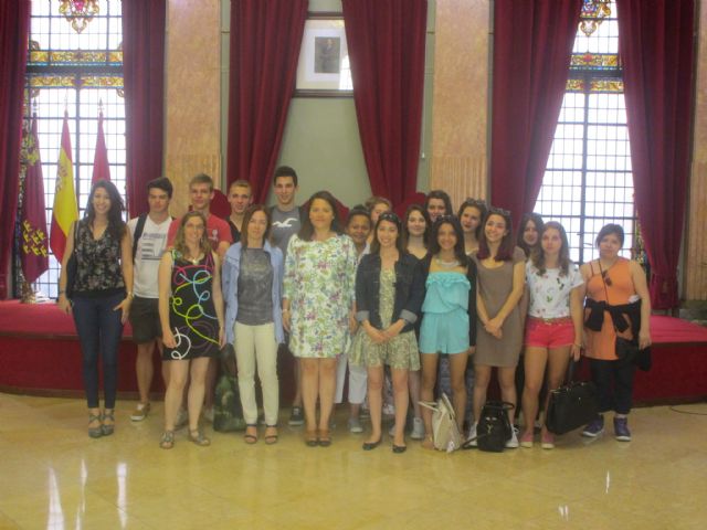 La Concejal de Educación recibe a estudiantes y profesores del CEU San Pablo de Murcia y del Lycee Saint Exupery de Montigny en París