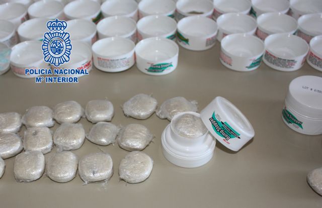 La Policía Nacional detiene a tres personas cuando iban a recoger un paquete con cocaína oculta en 51 botes de crema