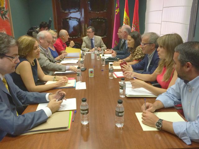 Ballesta designa seis tenientes de alcalde y preside la primera reunión de la Junta de Gobierno