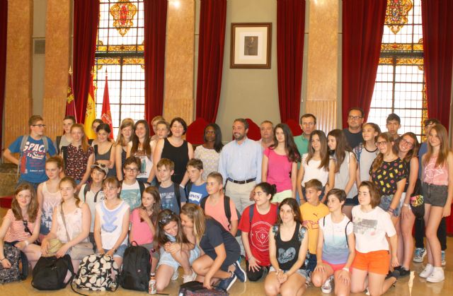 Rafael Gómez da la bienvenida a Murcia a 23 alumnos franceses que participan en un intercambio