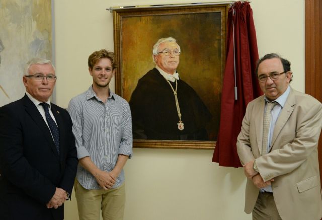 Instalan el retrato de José Antonio Cobacho en la galería de rectores de la Universidad de Murcia
