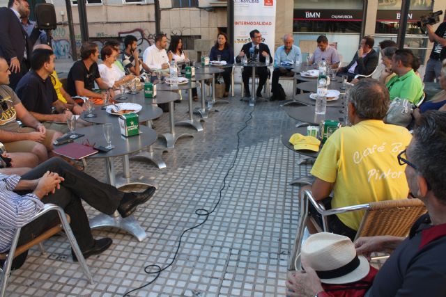 El Alcalde comparte un desayuno con vecinos para hablar sobre Murcia