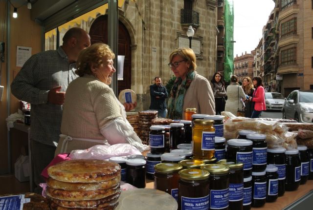 La plaza de San Pedro vuelve a ofrecer productos típicos del Día de Todos los Santos