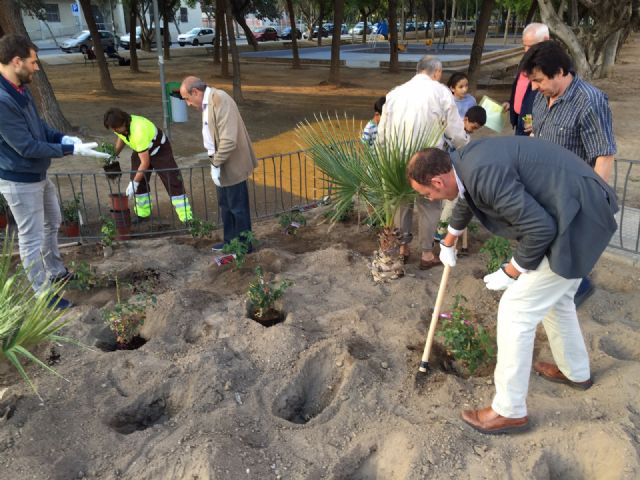 Los vecinos de San Andrés plantan más de 300 flores y plantas en el jardín Mariano Montesinos, a través de la iniciativa ´Family Park´