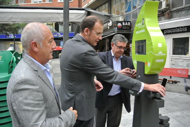 Murcia, primera ciudad de Europa en instalar el servicio gratuito de información al ciudadano y carga de móviles en la vía pública, utilizando la energía del agua
