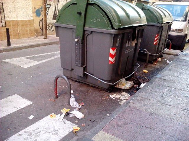 El PSOE denuncia que hay calles de El Carmen por las que no pasa el servicio de limpieza desde hace días
