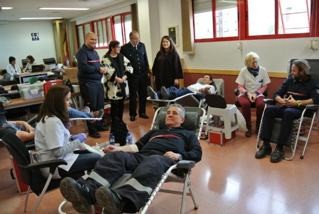 Bomberos de Murcia muestran su solidaridad donando sangre