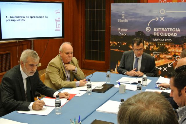 Martínez-Oliva propone a los grupos municipales un calendario para aprobar los Presupuestos antes de fin de año