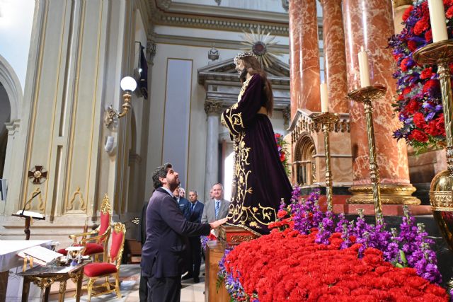 Ferrando López Miras asiste al tradicional besapié del Cristo del Rescate