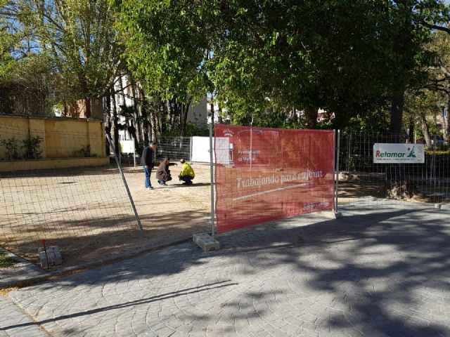 Comienzan las obras de creación de un sendero peatonal que conectará el jardín de Salitre de Murcia y el Huerto López Ferrer