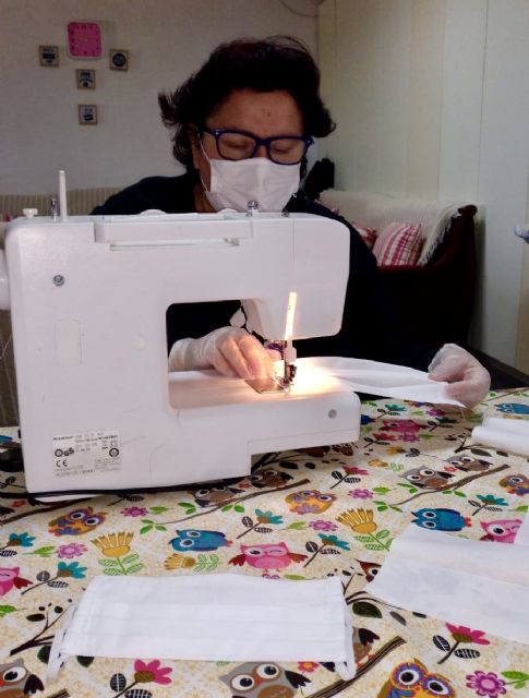 Las mujeres corvereñas se suman a la fabricación de mascarillas y reparten 900 unidades entre comerciantes y mayores