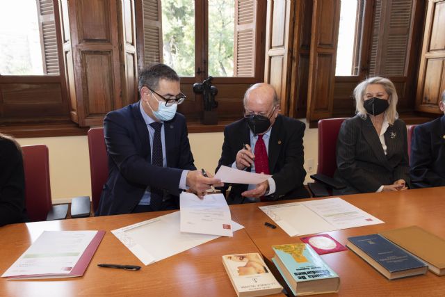 El profesor emérito Juan Antonio Ruipérez dona obras literarias de su biblioteca personal a la Universidad de Murcia