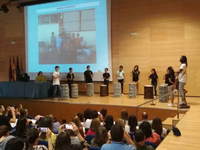 Alumnos de Los Rosales participan en la inauguración de las jornadas para profesores de los centros de actuación educativa preferente