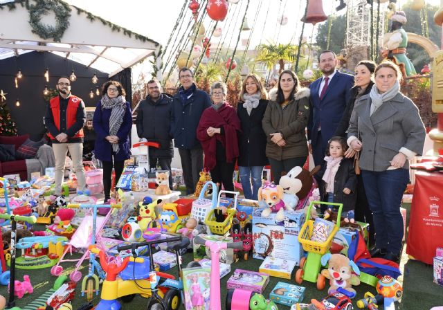 Los niños murcianos donan más de 3.000 juguetes en el Punto Solidario del Gran Árbol de Navidad