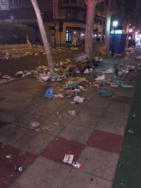 El dispositivo especial de limpieza permite que Murcia amanezca preparada para disfrutar de la ciudad horas después del Entierro de la Sardina