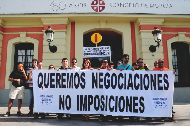 Los delegados sindicales en el ayuntamiento de Murcia se concentran a las puertas del consistorio para desatascar la negociación colectiva