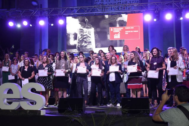 La Universidad de Murcia culmina el evento ´EnlazadODS con un lazo humano de 10.000 m2 por la igualdad
