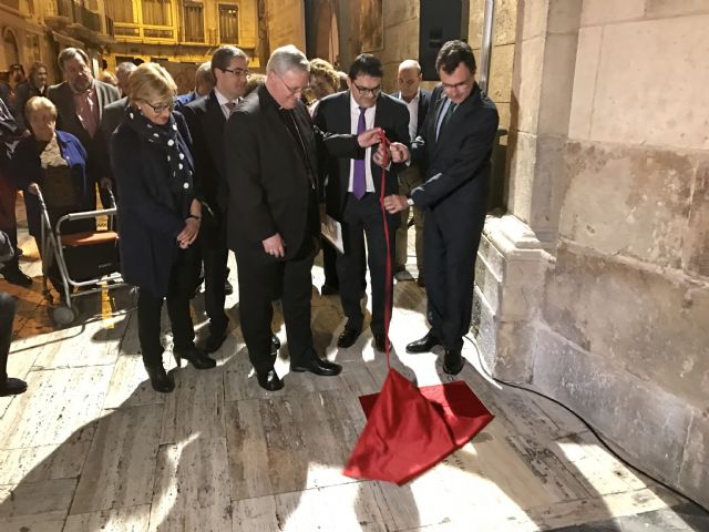Murcia reconoce la figura de Jaime Bort con una placa conmemorativa junto al imafronte de la Catedral