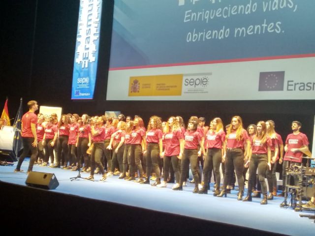 La Coral de la Universidad de Murcia actúa en el Teatro Real en el acto de difusión del programa Erasmus+