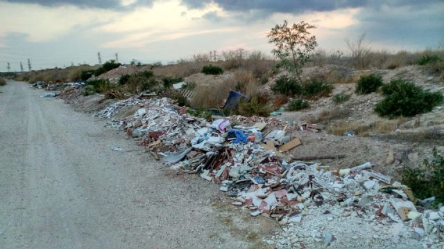 Cambiemos Murcia denuncia la constante presencia de escombros en la orilla del canal del Reguerón