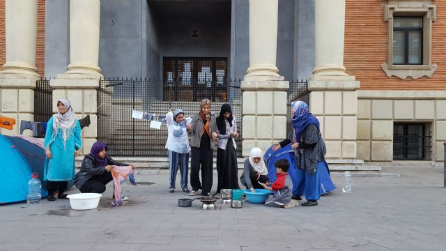 Cambiemos Murcia escenifica en la Plaza de la Merced el día a día de las mujeres refugiadas