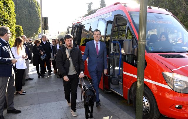 La flota de autobuses urbanos de Murcia se convierte en la primera de toda España en ser accesible mediante un novedoso sistema para discapacitados visuales