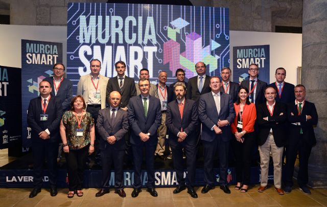 Murcia inicia las pruebas piloto de la gestión inteligente de la ciudad con la instalación de los primeros sensores