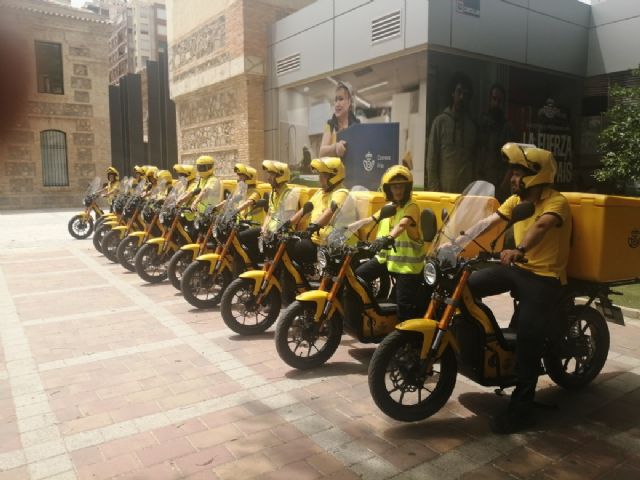 Correos pone hoy en circulación en la capital murciana doce motos eléctricas