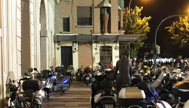Ahora Murcia denuncia que el exterior del palacio Almudí, edificio protegido, se convierta en 'desmesurado aparcamiento de motos'