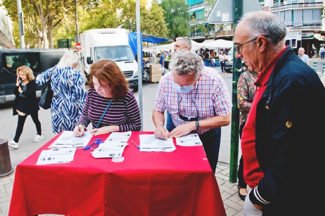 El SIME informa a los ciudadanos y recoge firmas para reabrir la negociación con el Ayuntamiento