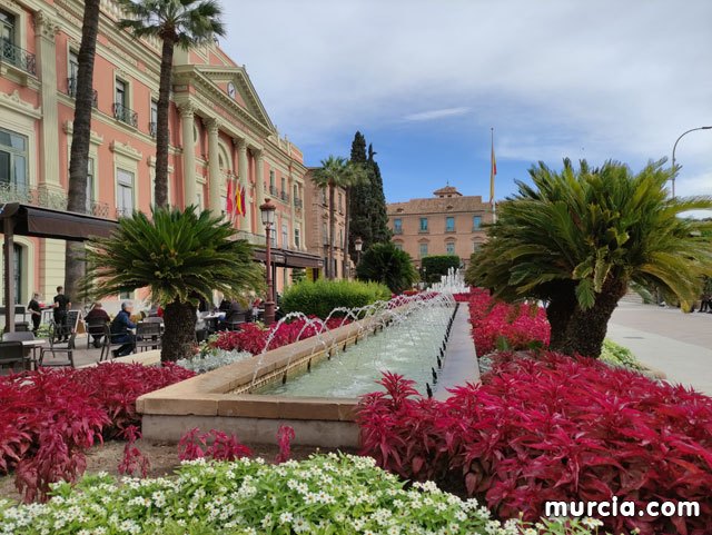 Los colores de Semana Santa y Fiestas de Primavera iluminarán los edificios y espacios emblemáticos de Murcia